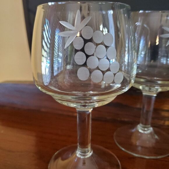 Mid Century Glass Decanter and 5 Cordial Glass Set Etched Grape Design - Picture 5 of 8